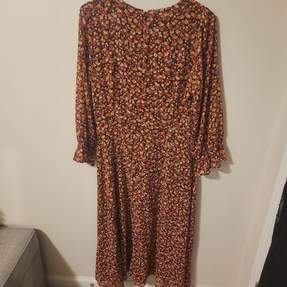 Madewell Longsleeve Cross Over Midi Dress in Clipdot Spring Prairie. - Picture 8 of 11